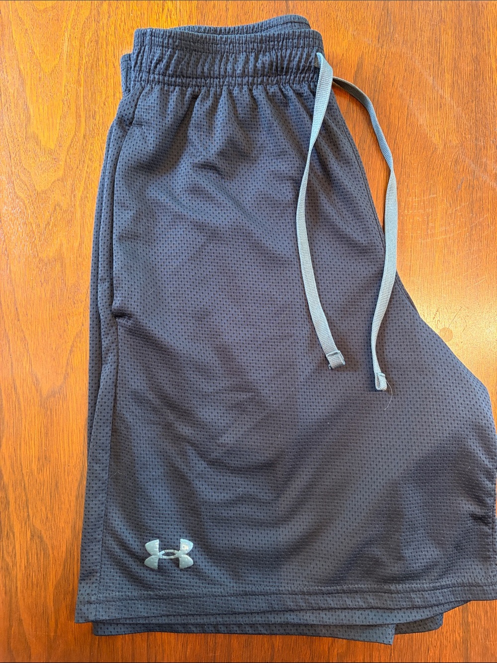 Under Armour Men's Dark Gray Athletic Mesh Shorts with Light Gray Drawstring - Picture 4 of 4